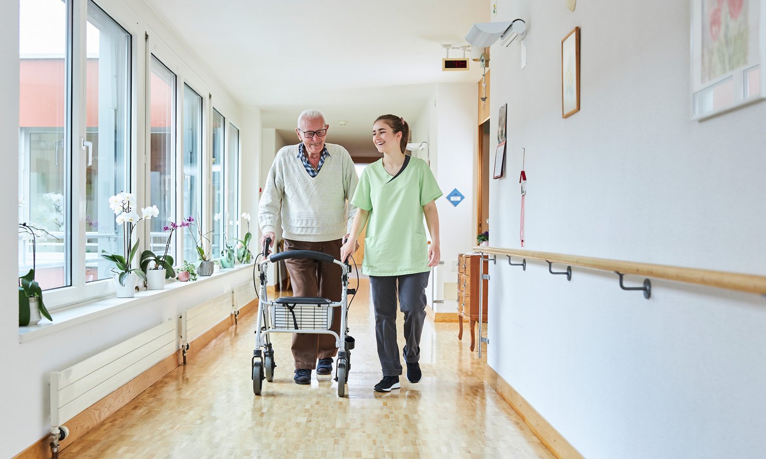 Mann mit Rollator und Pflegerin im Zentrum Ergolz